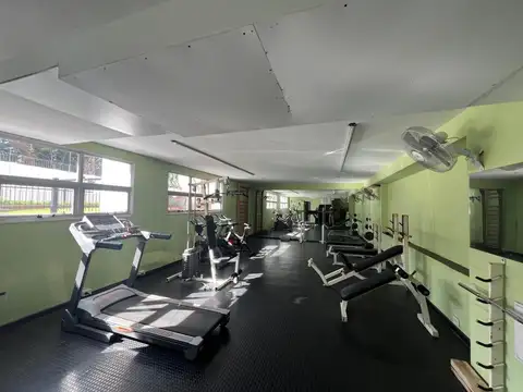 DEPARTAMENTO CON AMBIENTES AMPLIOS Y MUY BUENA UBICACION