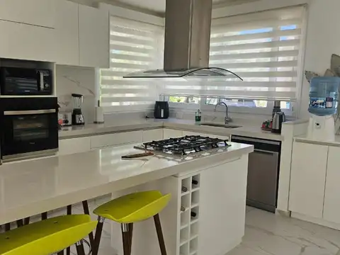 Casa 4 ambientes con 3 baños