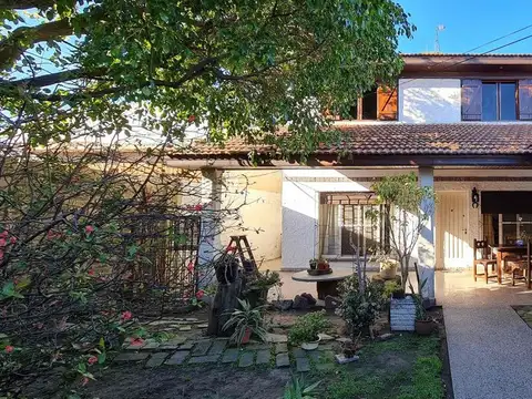 Casa en Venta con 2 cocheras