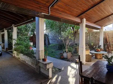 Casa 5 ambientes con 2 baños