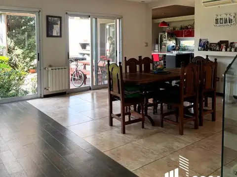 Venta Casa 3 dormitorios con jardín parquizado y piscina Funes Hills Miraflores Funes