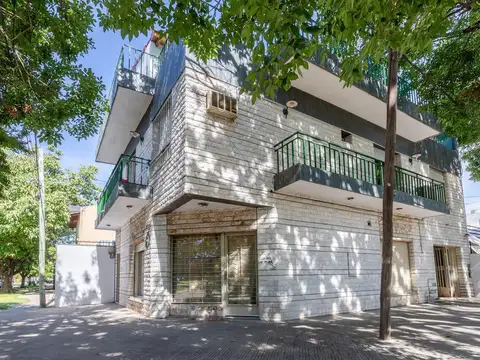 EN VENTA CASA- TRES DORMITORIOS CON LOCAL COMERCIAL - JORGE CURA