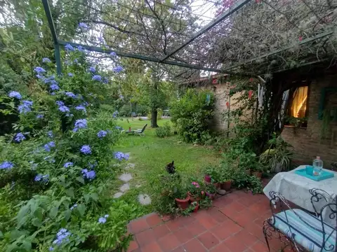 CASA 3 AMBIENTES EN VENTA UDAONDO JARDIN PILETA