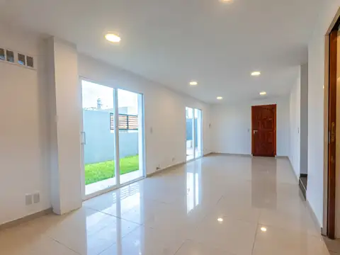 Depto Tipo Casa en Alquiler en Barrio Los Pinares, $ 1.200.000