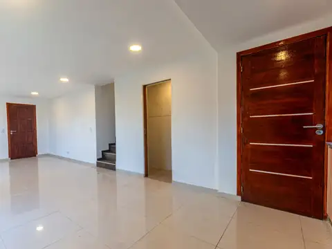 Depto Tipo Casa en Alquiler con 1 cocheras