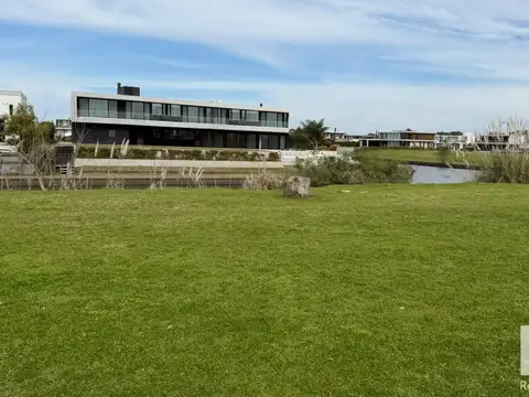 Terreno en marinas h con amarra propia.