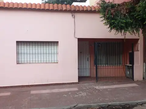 Casa en muy buen estado. Con patio. Cerca Torre de Ader.