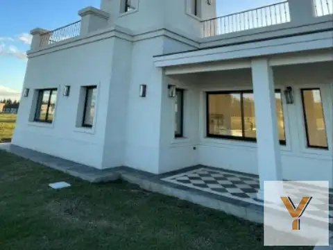 Casa en venta - 3 Dormitorios 3 Baños - Canning