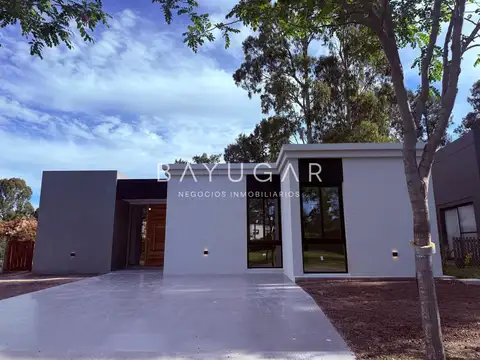 Casa en Venta con 3 cocheras