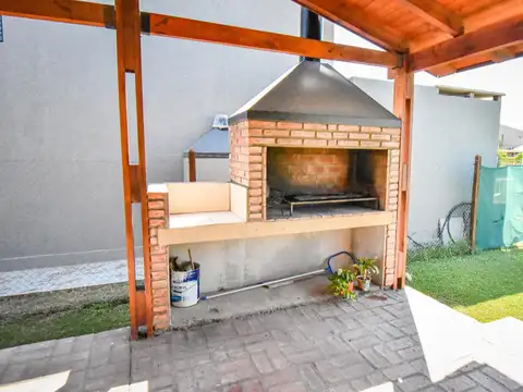 Casa en venta 2 dormitorios con pileta en Punta Chacra,Roldán