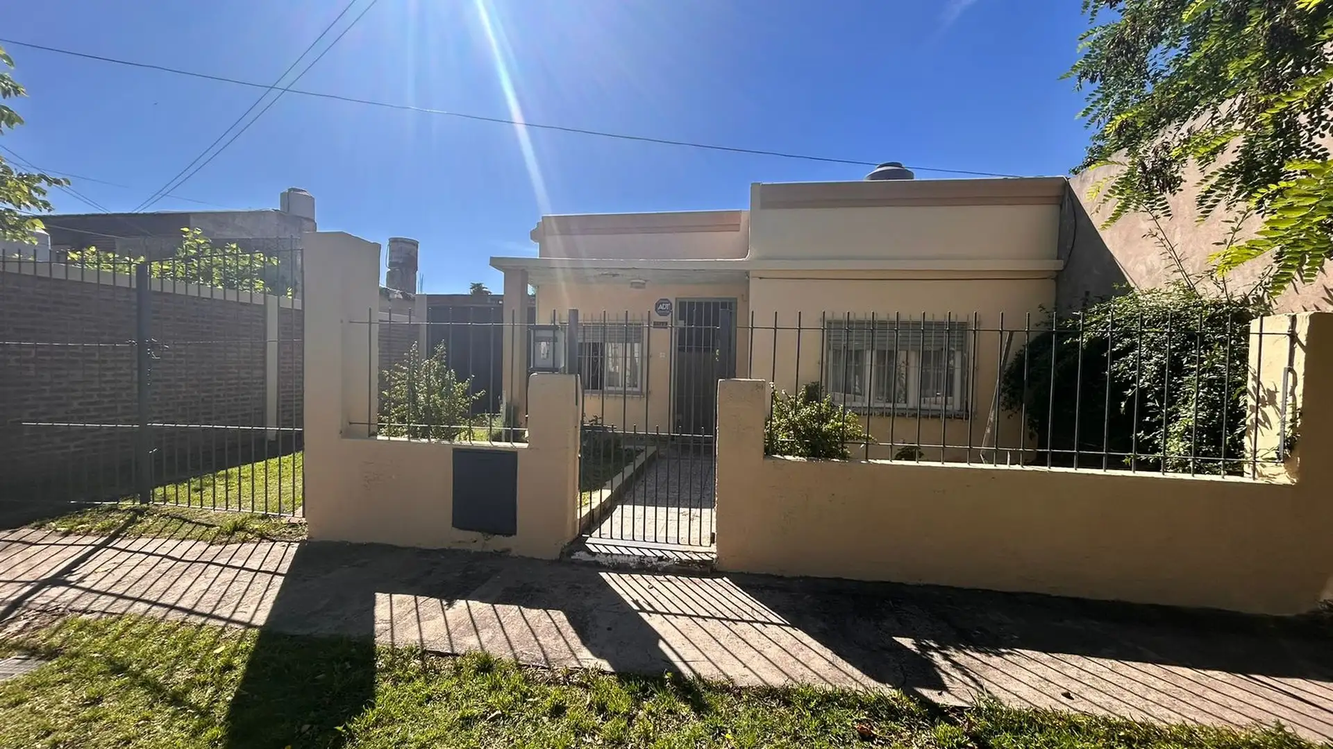 Casa de 3 Ambientes en amplio terreno, con jardin y amplio patio