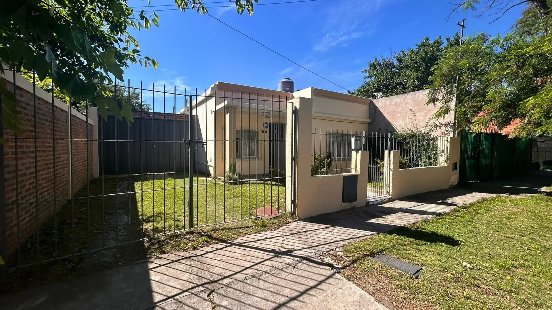 Casa de 3 Ambientes en amplio terreno, con jardin y amplio patio
