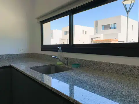 Casa Dúplex en alquiler de 4 ambientes en Barrio privado El Aljibe