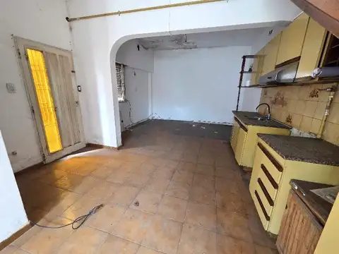 Casa 6 ambientes con 2 baños