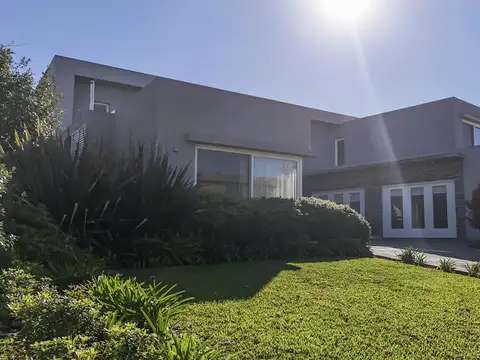 Casa 7 ambientes con 5 baños