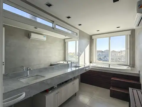 Casa en Venta en Albanueva, USD 2.250.000