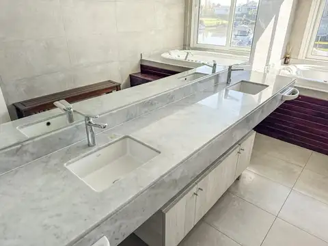 Casa 7 ambientes con 5 baños