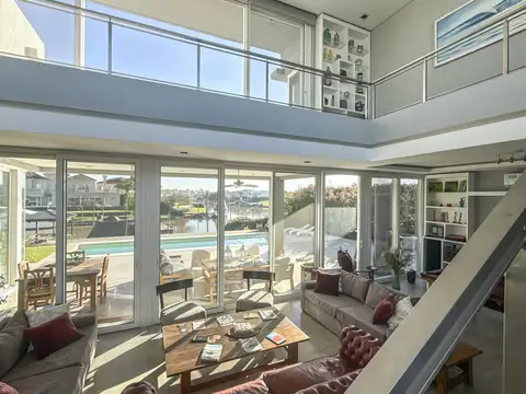 Casa en venta en Albanueva con amarra propia