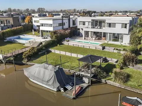 Casa en venta en Albanueva con amarra propia