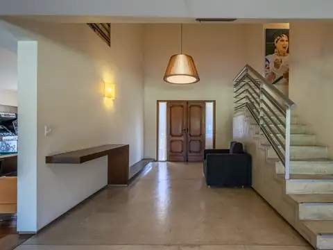 Casa 8 ambientes con 4 baños