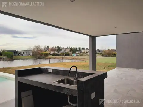 Casa en Venta con 4 cocheras