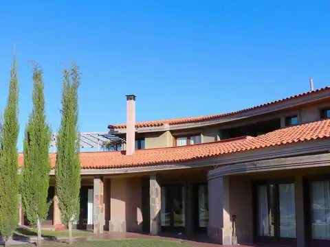 OPENHOUSE vende imponente y amplia casa en Barrio Dalvian