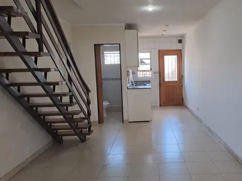 Depto Tipo Casa en Alquiler de 3 ambientes