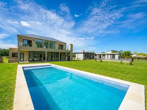 Casa en Venta con 2 cocheras