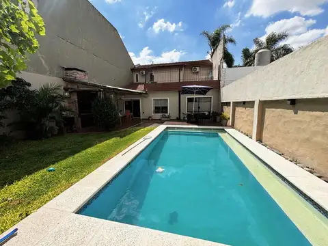 CASA 3 AMB COCHERA, JARDÍN, PILETA EN RAMOS MEJIA