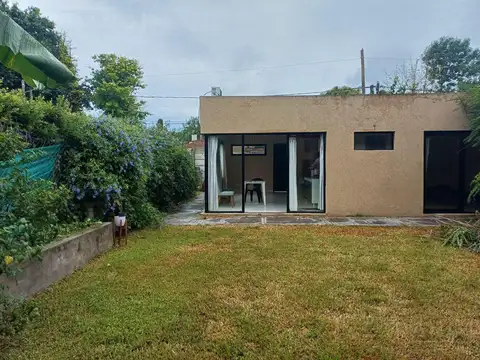 GZA. Venta. Casa 3 ambientes con pileta en terreno de 300m2. Barrio De Vicenzo, Pilar