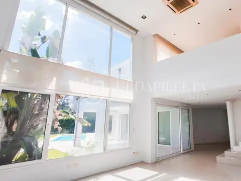 Casa 8 ambientes con 4 baños
