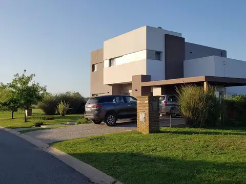 VENTA CASA CON PILETA EN EL CANTON NORTE ESCOBAR