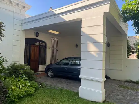 Banfield VENTA casa jardín piscina 4 dorm BUENA ubicacion