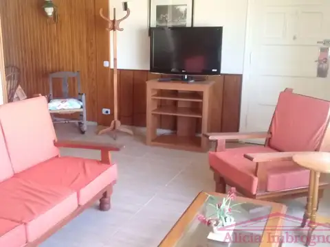 Excelente chalet frente al mar con 4 dormitorios y dependencia - patio parrilla