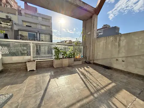 Dúplex con terraza y vistas abiertas – Mucha luz – A 1 cuadra de Cabildo