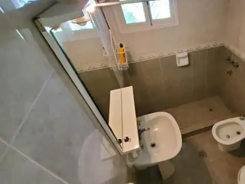 Hermosa casa en Calle 104, a cuadras de Estacion de Guernica