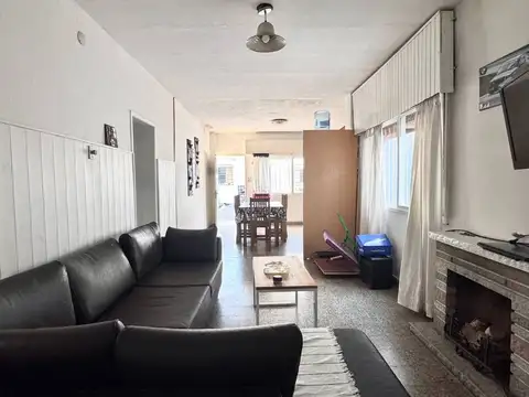 Casa 6 ambientes con 2 baños