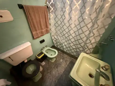 Local Comercial con Vivienda 4 Ambientes en Mataderos