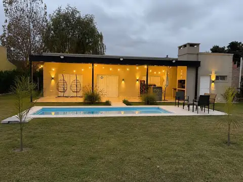 Moderna casa en alquiler de 3 dorm. con pileta en Loteo Miraflores 1, Cerrillos