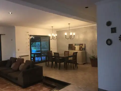 Casa en Venta con 6 cocheras