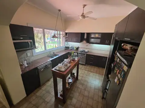 CHALET 6 AMB LOTE DE 1600 MTS 470 MTS CUB PILETA  