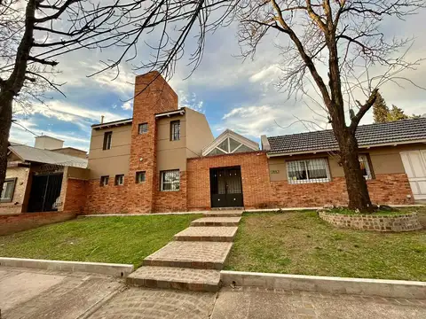 CASA EN VENTA 4 DORM PINARES DE CLARET - PILETA