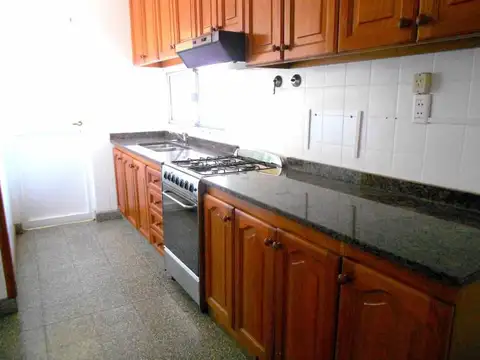 Saavedra: Semipiso de 4 amb. Frte. Balcon.  Doble circulación. Baño y toilette. Seg 24 hs.