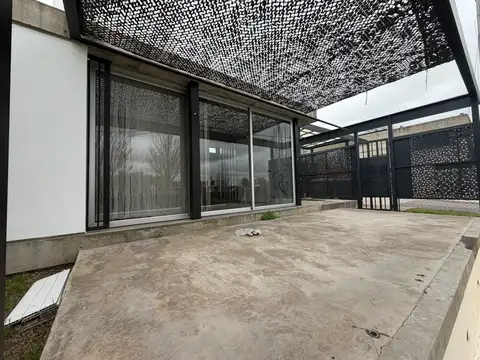 Casa en alquiler de dos dormitorios con pileta, en barrio cerrado