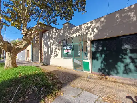 Casa en alquiler de 3 ambientes sobre lote de 150 m2. 2 Dormitorios. Patio. Garage. Excelente ubicacion!