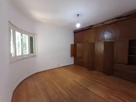 Casa en alquiler de 3 ambientes sobre lote de 150 m2. 2 Dormitorios. Patio. Garage. Excelente ubicacion!