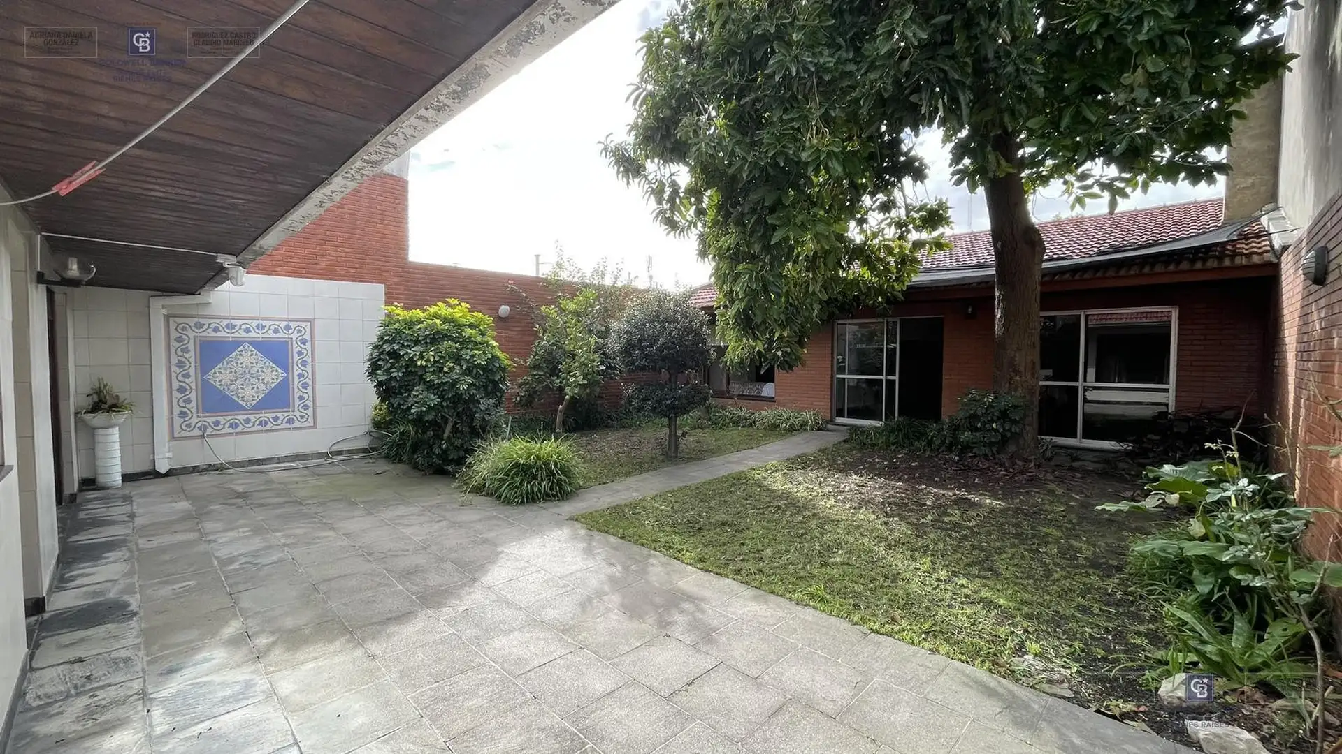 Venta Casa Impecable 4 dormitorios, garage, quincho y jardin