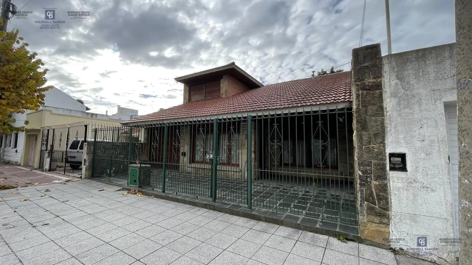 Venta Casa Impecable 4 dormitorios, garage, quincho y jardin