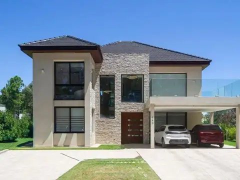 Casa de 6 ambientes en venta con pileta y parrilla
