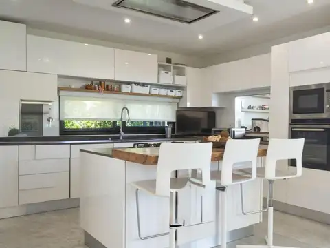 Casa 6 ambientes con 4 baños